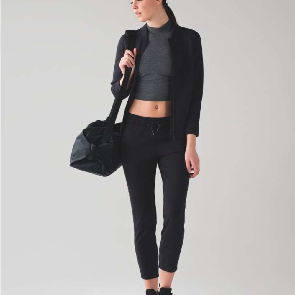 Lululemon on the fly 28’. Excellent condition. Luxtreme stretch, 8